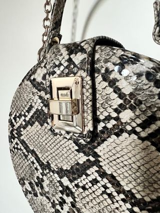 Borsetta rotonda rigida con tracolla a catena