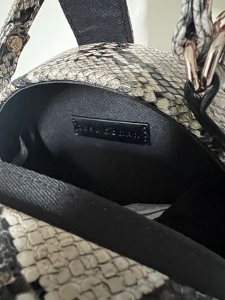 Borsetta rotonda rigida con tracolla a catena