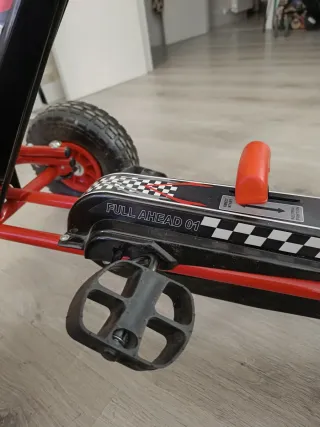 Coche de pedales para niños