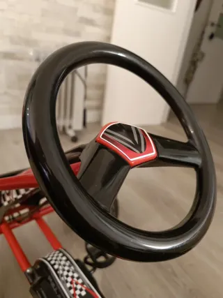 Coche de pedales para niños