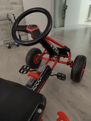 Coche de pedales para niños