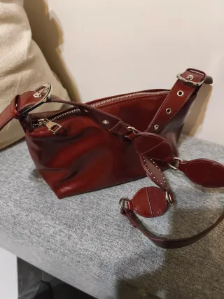 Bolso bandolera Stradivarius tachas