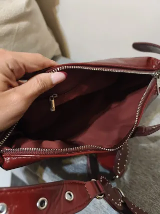 Bolso bandolera Stradivarius tachas