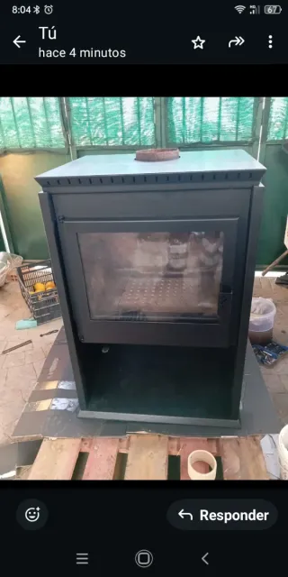 Chimenea metálica con puerta de cristal