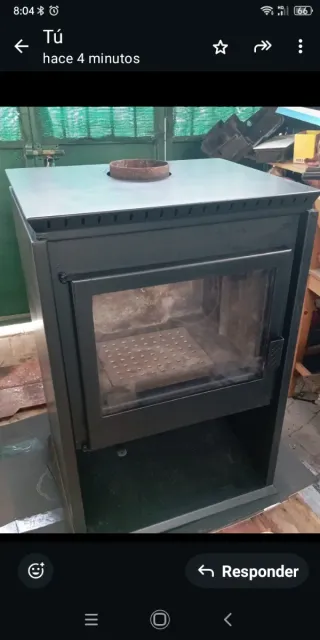 Chimenea metálica con puerta de cristal