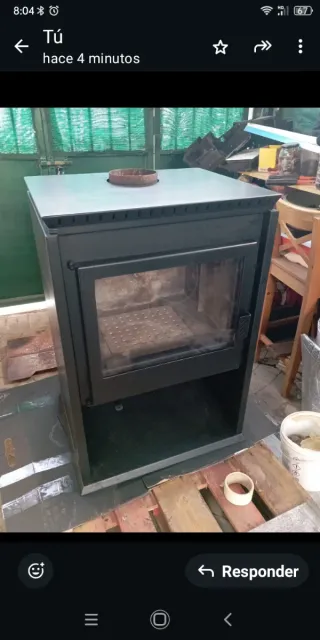 Chimenea metálica con puerta de cristal