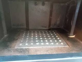 Chimenea metálica con puerta de cristal