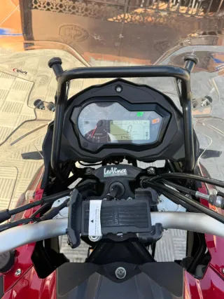 Moto Benelli Roja con Baúl