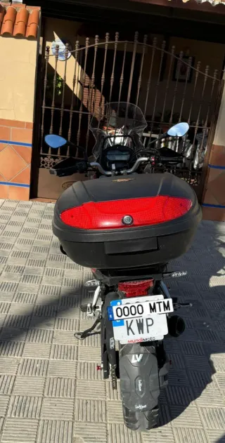 Moto Benelli Roja con Baúl