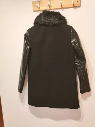 Abrigo negro con cuello de pelo sintético