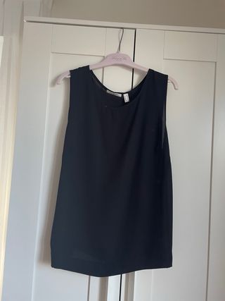 Camiseta sin mangas negra cómoda