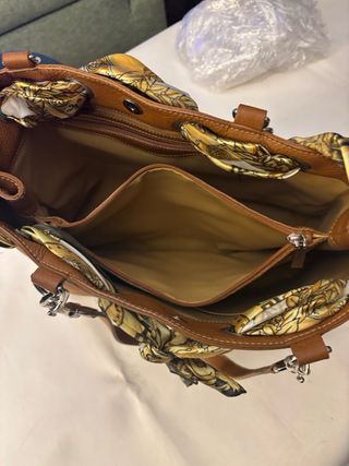 Borsa in pelle marrone e beige con foulard compres