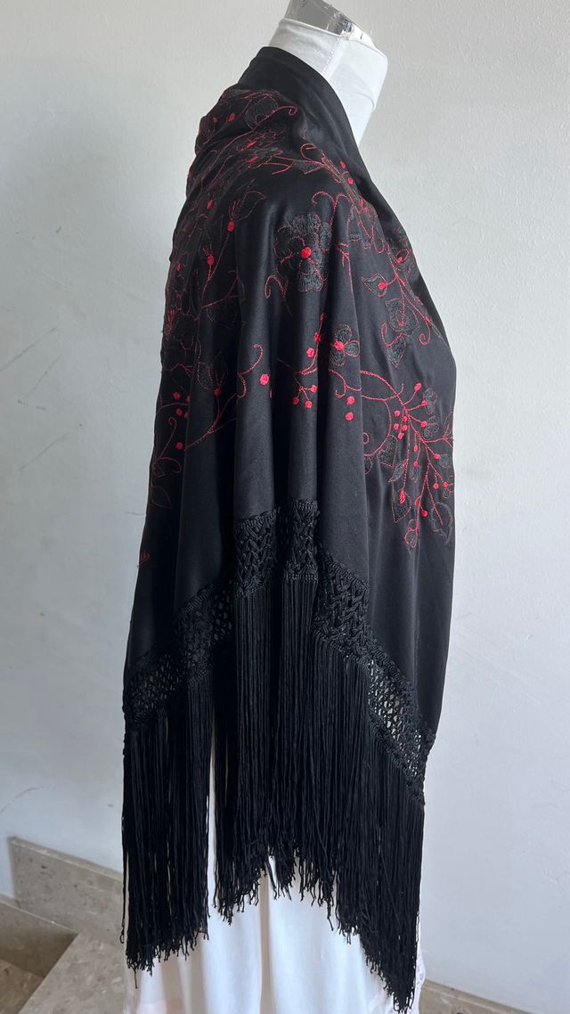 Mantón nero ricamato in rosso