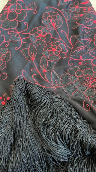 Mantón negro bordado rojo