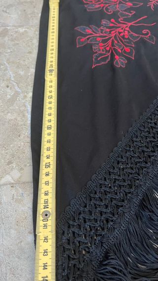 Mantón negro bordado rojo