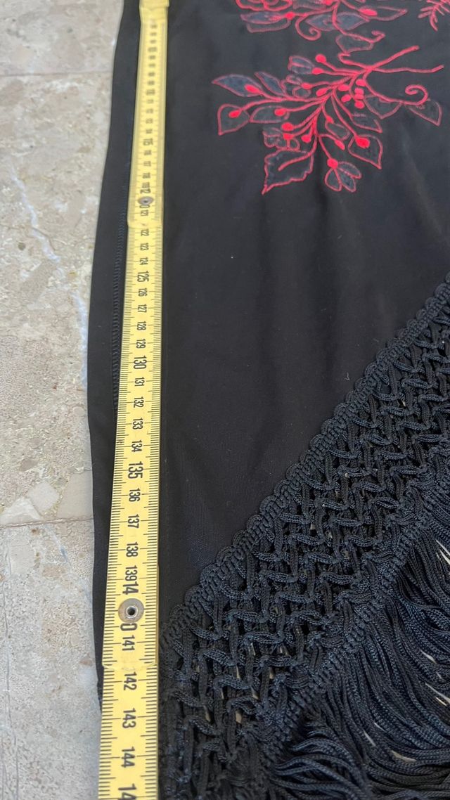 Mantón nero ricamato in rosso