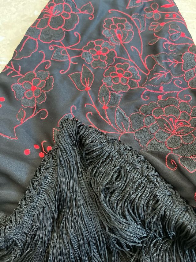 Mantón nero ricamato in rosso
