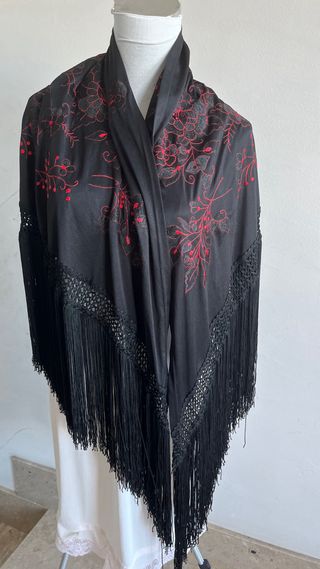 Mantón negro bordado rojo