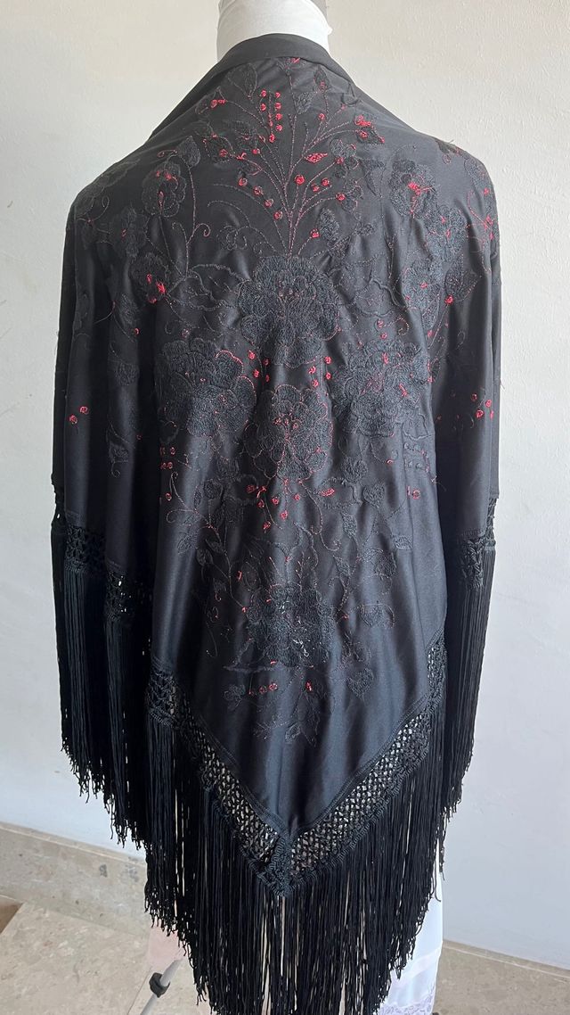 Mantón nero ricamato in rosso