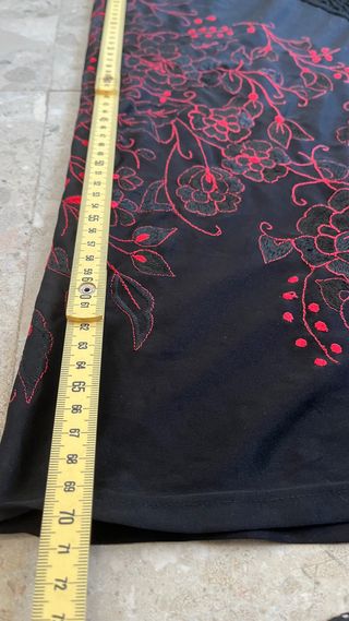 Mantón negro bordado rojo