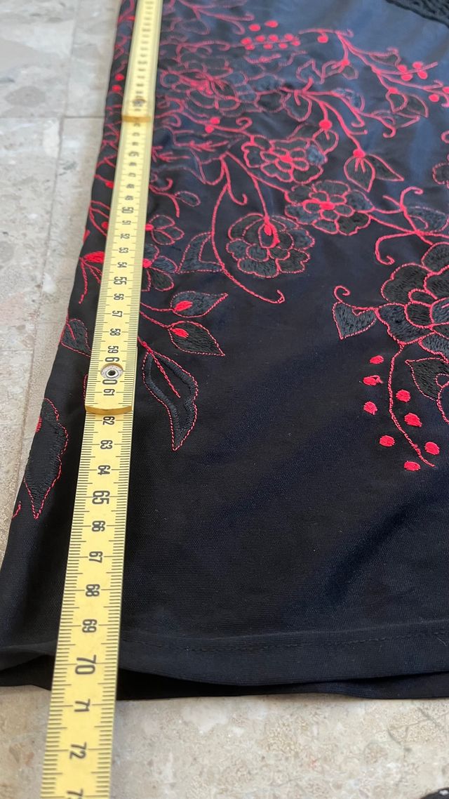 Mantón nero ricamato in rosso