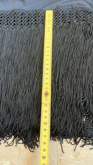 Mantón negro bordado rojo