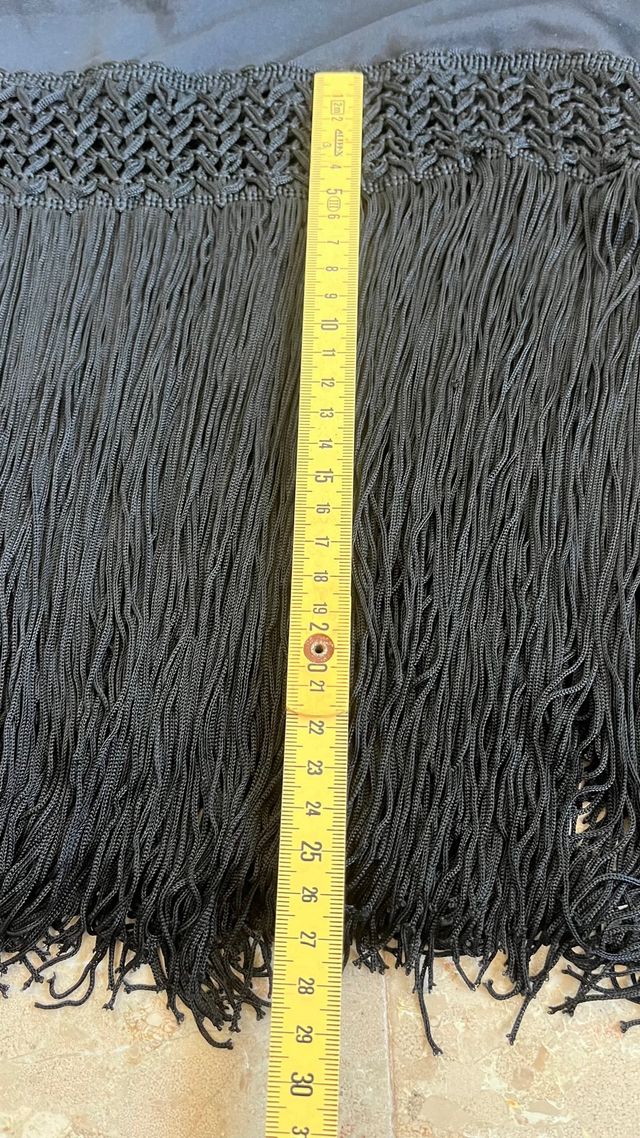 Mantón nero ricamato in rosso