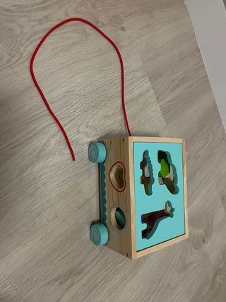 Juguete de madera con formas para encajar y ruedas