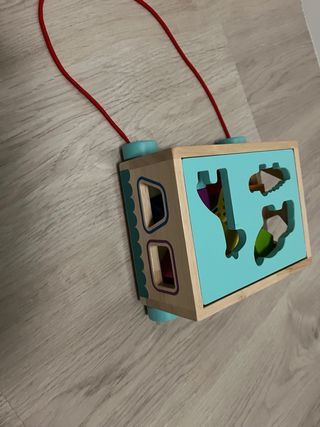 Juguete de madera con formas para encajar y ruedas