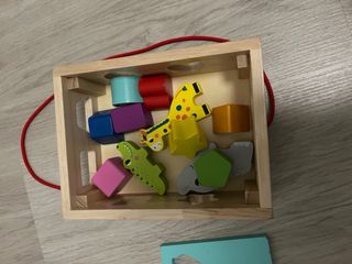 Juguete de madera con formas para encajar y ruedas