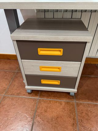 Habitación juvenil con cajoneras