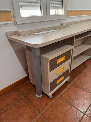 Habitación juvenil con cajoneras