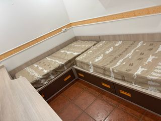 Habitación juvenil con cajoneras