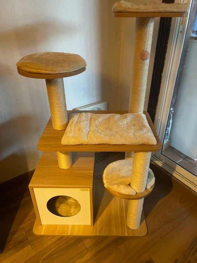 Rascador para gatos de madera y sisal