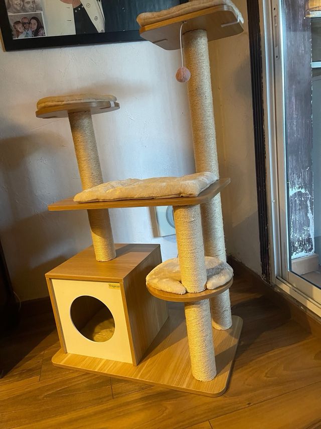 Rascador para gatos de madera y sisal