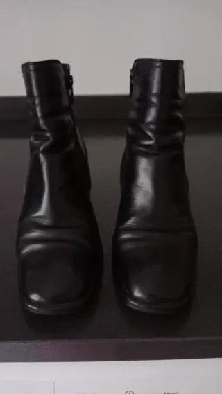 Botines de piel negros