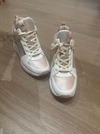 Zapatillas Michael Kors Doradas y Blancas