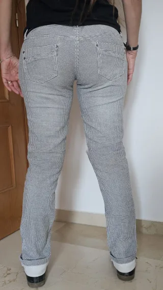 Pantalón de cuadros roto