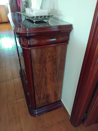 Cómoda de madera con tapa de cristal