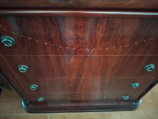 Cómoda de madera con tapa de cristal