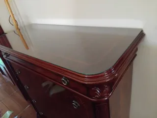 Cómoda de madera con tapa de cristal