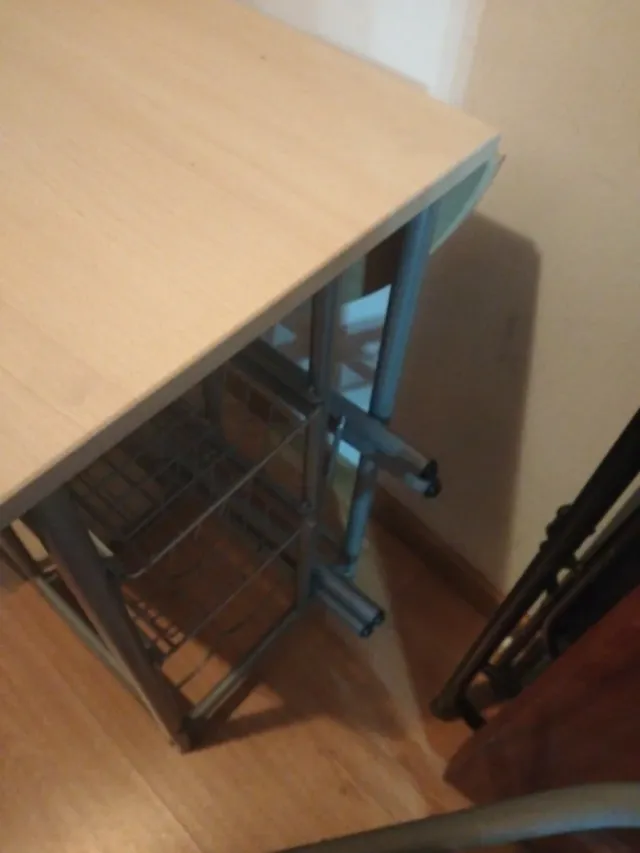 Mesa de cocina con estantes y taburetes