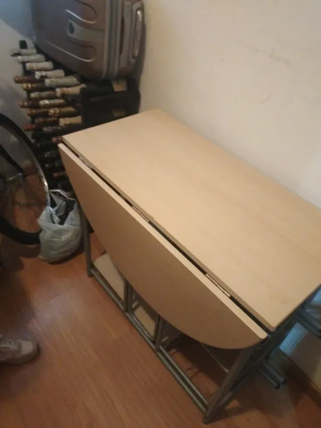 Mesa de cocina con estantes y taburetes