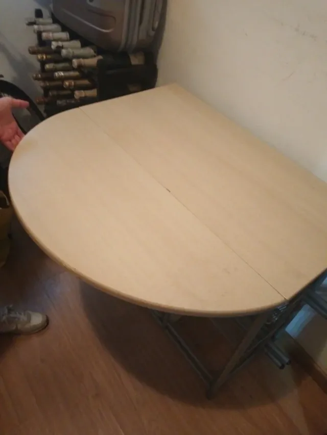 Mesa de cocina con estantes y taburetes