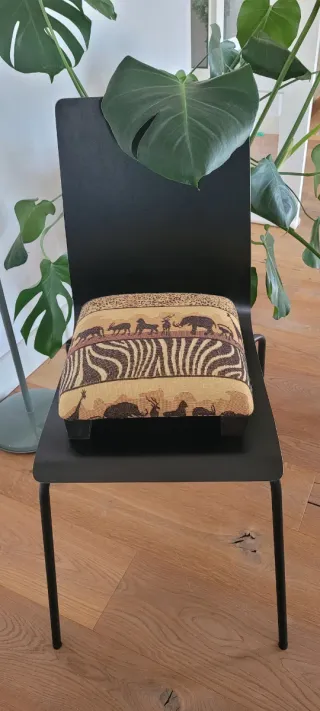 Pareja de reposapiés antiguos: floral y étnico