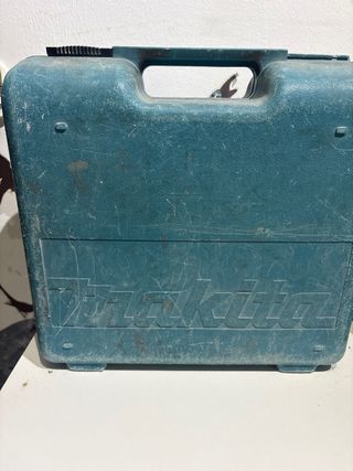 Llave de impacto Makita con maletín