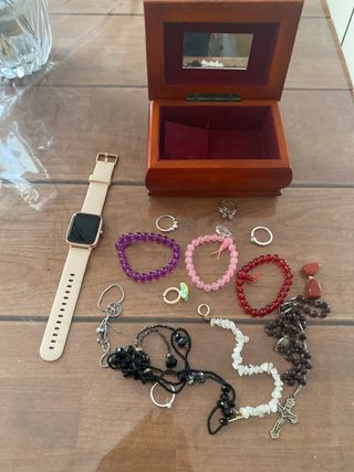 Caja de bisutería, reloj y pulseras