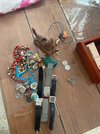 Caja de bisutería, reloj y pulseras