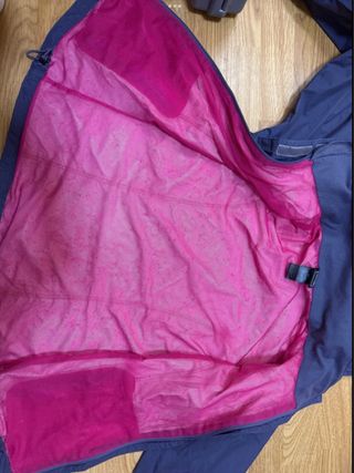 Cortavientos The North Face azul y rosa