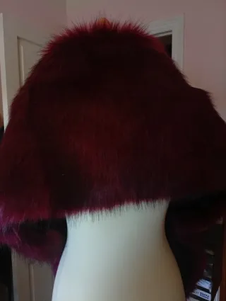 Estola Marabú con etiqueta